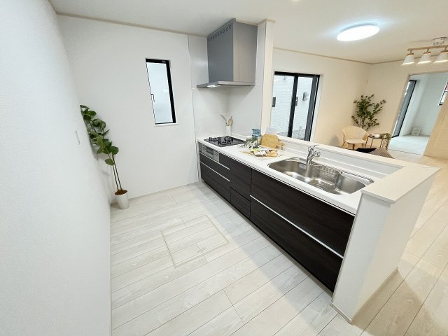 【キッチン】 | 福岡市東区美和台5丁目第1　A号棟（全2棟）【仲介手数料無料・0円】 | 施工例。施工例は完成時と異なる場合があります。