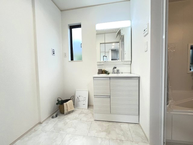 【洗面所】 | 福岡市東区美和台5丁目第1　A号棟（全2棟）【仲介手数料無料・0円】 | 施工例。施工例は完成時と異なる場合があります。