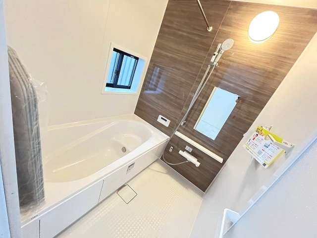 【内装】 | 福岡市東区美和台5丁目第1　B号棟（全2棟）【仲介手数料無料・0円】 | 施工例。浴室です。施工例は完成時と異なる場合があります。