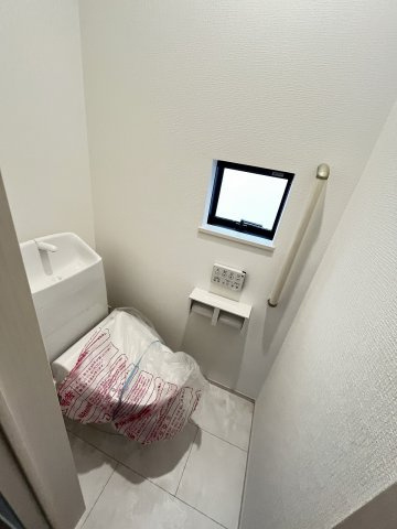 【内装】 | 福岡市東区美和台5丁目第1　B号棟（全2棟）【仲介手数料無料・0円】 | 施工例。1階のトイレです。施工例は完成時と異なる場合があります。