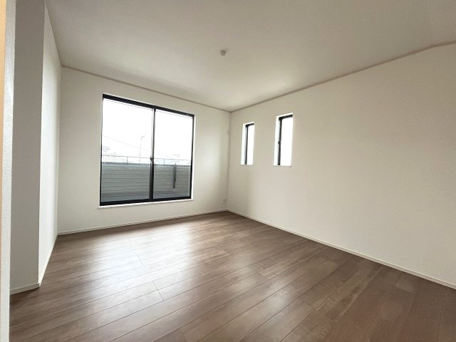 【寝室】 | 福岡市東区美和台5丁目第1　B号棟（全2棟）【仲介手数料無料・0円】 | 現地写真。2階主寝室です。