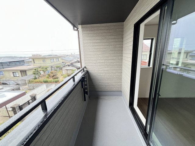 【バルコニー】 | 福岡市東区美和台5丁目第1　B号棟（全2棟）【仲介手数料無料・0円】 | 現地写真。インナーバルコニーです。