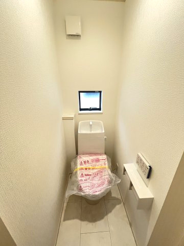 【内装】 | 福岡市東区美和台5丁目第1　B号棟（全2棟）【仲介手数料無料・0円】 | 施工例。2階にもトイレです。施工例は完成時と異なる場合があります。