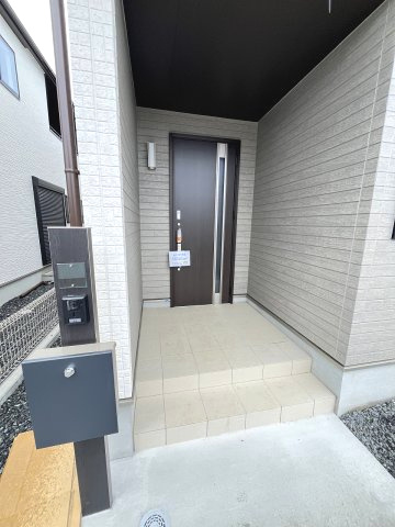 【玄関】 | 福岡市東区美和台5丁目第1　B号棟（全2棟）【仲介手数料無料・0円】 | 施工例。施工例は完成時と異なる場合があります。