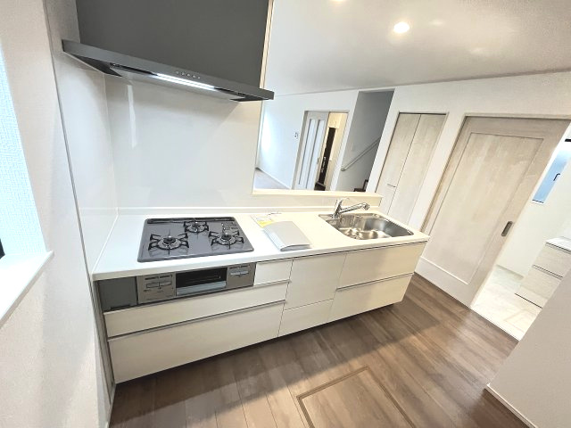 【キッチン】 | 福岡市東区美和台5丁目第1　B号棟（全2棟）【仲介手数料無料・0円】 | 施工例。施工例は完成時と異なる場合があります。
