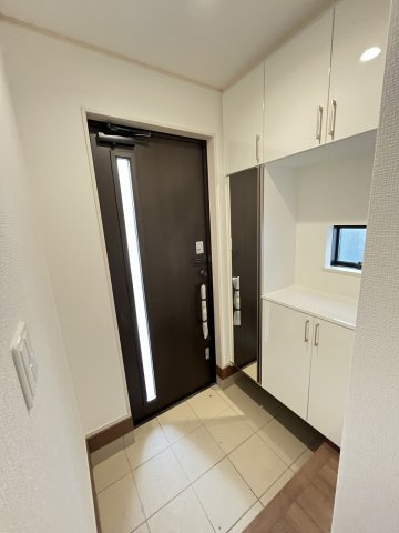 【玄関】 | 福岡市東区美和台5丁目第1　B号棟（全2棟）【仲介手数料無料・0円】 | 施工例。施工例は完成時と異なる場合があります。