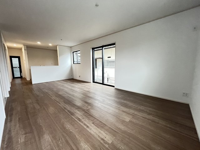 【内装】 | 福岡市東区美和台5丁目第1　B号棟（全2棟）【仲介手数料無料・0円】 | 施工例。リビングです。施工例は完成時と異なる場合があります。