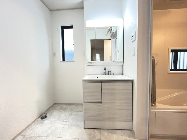 【洗面所】 | 福岡市東区美和台5丁目第1　B号棟（全2棟）【仲介手数料無料・0円】 | 施工例。施工例は完成時と異なる場合があります。