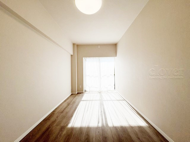 【子供部屋】 | パレス永福 | 洋室2　窓の向こうの景色が気持ちよい洋室。実際の面積よりも広く感じられるのは、窓の向こうの景色の開放感によるものです。～即日のご見学可能～　お問合せはお気軽にどうぞ。