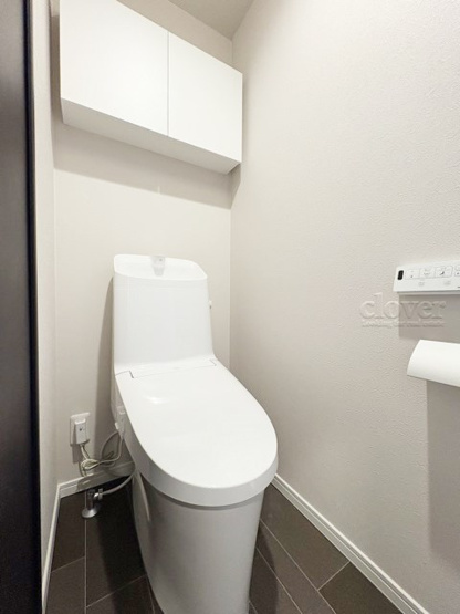 【トイレ】 | パレス永福 | 温水洗浄便座付き　上部に収納を備えたトイレです。自宅の中でも最もプライベートな空間だからこそ、ほしい「落ち着き」がここにあります。～即日のご見学可能～　お問合せはお気軽にどうぞ。