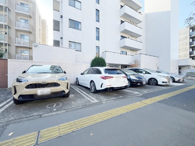 【駐車場】 | パレス永福 | マンションの駐車場スペース。空きの有無や駐車料金、サイズ規定などについては、改めてお問い合わせください。～即日のご見学可能～　お問合せはお気軽にどうぞ。