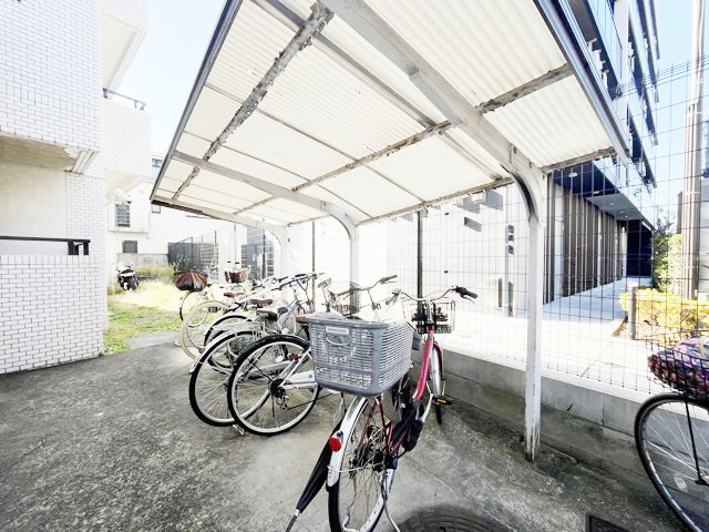 【駐車場】 | パレス永福 | 自転車置き場。マンションの共用部にあたります。空きの有無や駐輪料金、各戸の台数制限などについては、改めてお問い合わせください。～即日のご見学可能～　お問合せはお気軽にどうぞ。