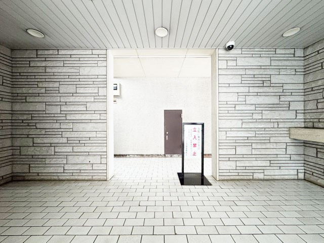 【ロビー】 | パレス永福 | 集合ポストなどを備えたエントランスホール。ここもマンションの顔となる部分であり、しっかりと清掃の行き届いたさまに安心感をおぼえます。～即日のご見学可能～　お問合せはお気軽にどうぞ。