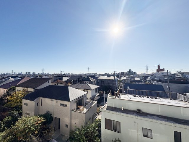 【展望】 | パレス永福 | 眼前に広がる空の雄大さと、このお部屋の自慢の一つである「眺望」をご覧ください。毎日、この景色を独り占めできる新生活に夢が広がります。～即日のご見学可能～　お問合せはお気軽にどうぞ。