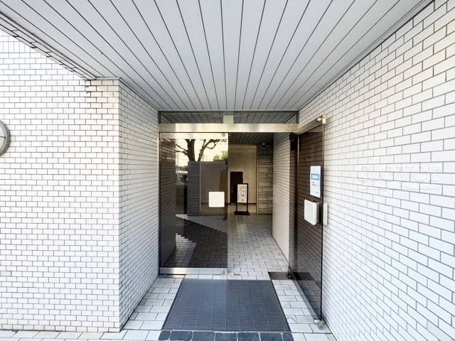 【エントランス】 | パレス永福 | お客様を、そして住人を出迎えてくれるマンションのエントランス。ゴミが落ちていないことからも、管理状態の良さや住民の節度の高さが見て取れます。～即日のご見学可能～　お問合せはお気軽にどうぞ。