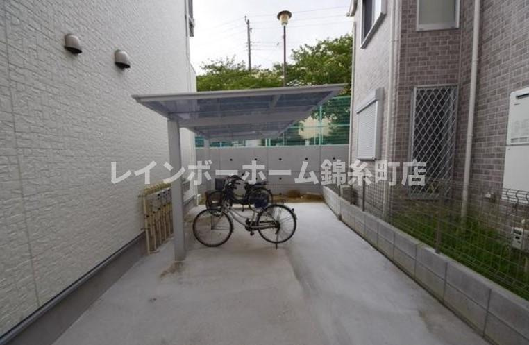 プリズム8番館の駐車場