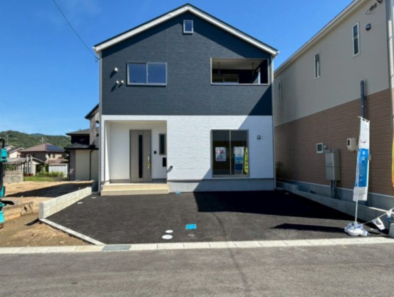 熊野町城之堀第8の駐車場|前面道路は広く車の出し入れもスムーズです。