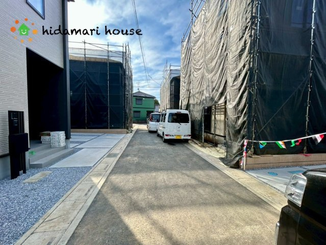 上尾市原市20期　新築戸建　グラファーレ04の前面道路含む現地写真