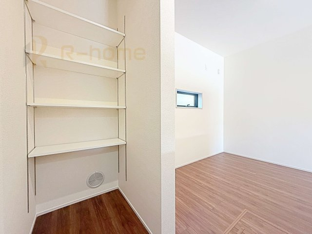 第1石岡市茨城　新築戸建て　1号棟の収納|キッチンにはパントリーを設置！キッチン回りの整理整頓の悩みも解決♪