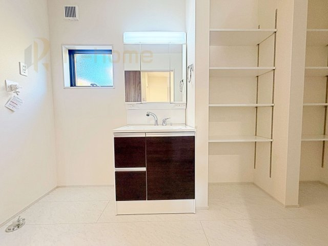 第1石岡市茨城　新築戸建て　1号棟の洗面所|三面鏡の使いやすい洗面台です。タオルや衣類の収納に便利な可動棚付き♪