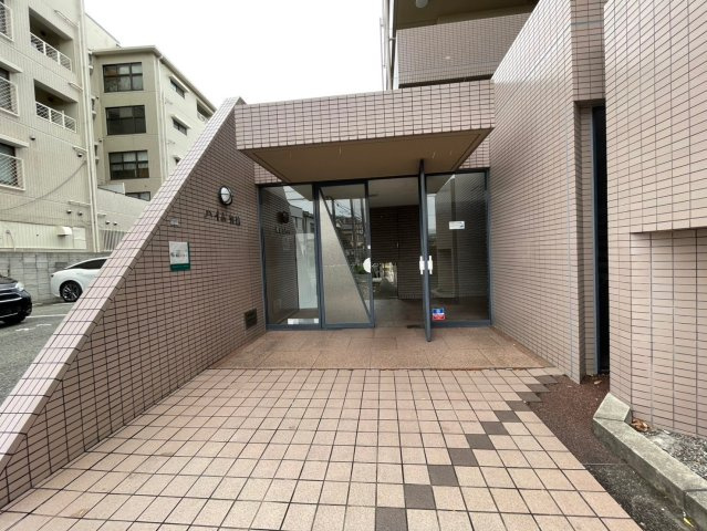 豊中市立花町３丁目の賃貸マンションのエントランス