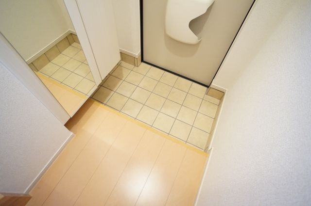 プラセール宝塚Ⅱの玄関|靴箱には姿見がついていますよ！
参考、同建物・反転間取りの号室
