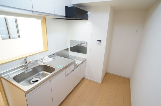 プラセール宝塚Ⅱのキッチン|右奥は冷蔵庫設置スペースです
参考、同建物・反転間取りの号室