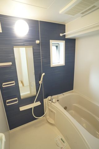 プラセール宝塚Ⅱの浴室|小窓がついているので換気しやすいお風呂。
参考、同建物・反転間取りの号室