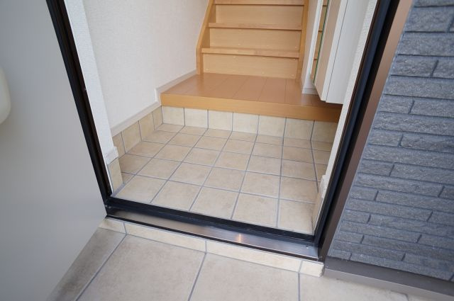 プラセール宝塚Ⅱの玄関|1階に玄関、階段あがって2階に居室の間取りです
参考、同建物・反転間取りの号室