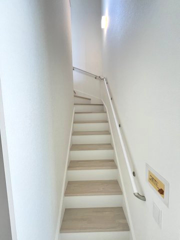 【内装】 | 福岡市東区雁の巣1丁目3期　1号棟（全1棟）【仲介手数料無料・0円】 | 現地写真。2階へ上がる階段です。手摺もついて安全ですね。