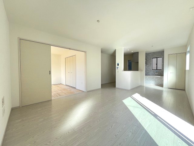 【居間・リビング】 | 福岡市東区雁の巣1丁目3期　1号棟（全1棟）【仲介手数料無料・0円】 | 現地写真。リビングです。