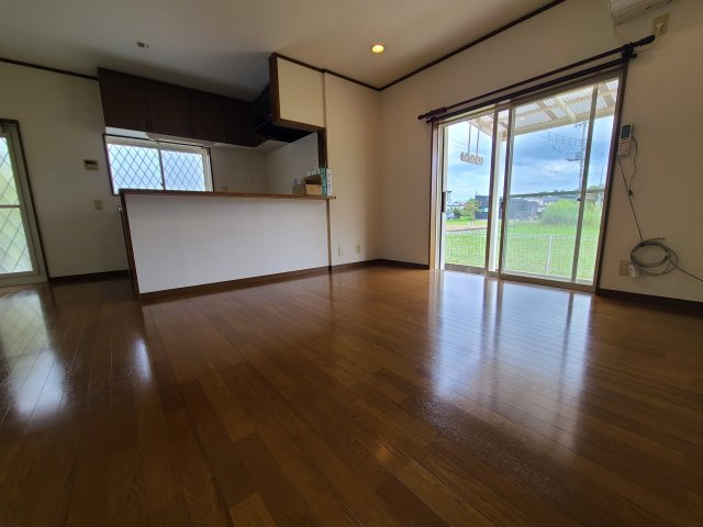 東金市下谷貸家の居間・リビング