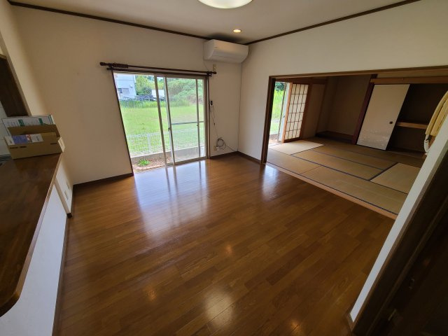 東金市下谷貸家の居間・リビング