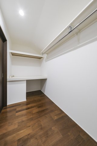 千種区光が丘二丁目戸建の洋室|2階洋室（約10.3帖）のウォークインクローゼット、広々としています
