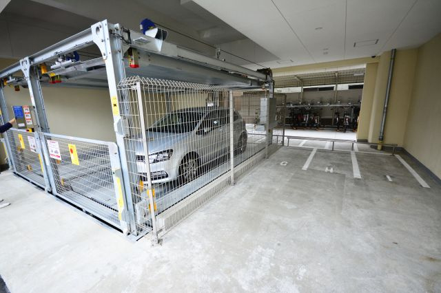 クローバー・グランデ昭和町の駐車場