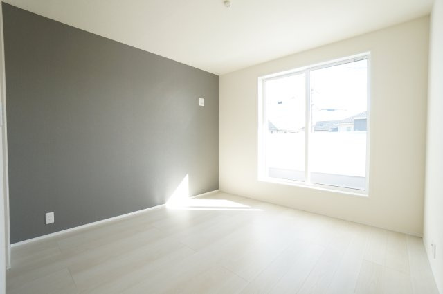 リーブルガーデン常滑市かじま台第2　1号棟の洋室|明るい光がさしこむ居室！！収納豊富！！