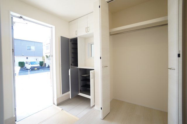 リーブルガーデン常滑市かじま台第2　1号棟の玄関|玄関に家族分のシューズボックスあり