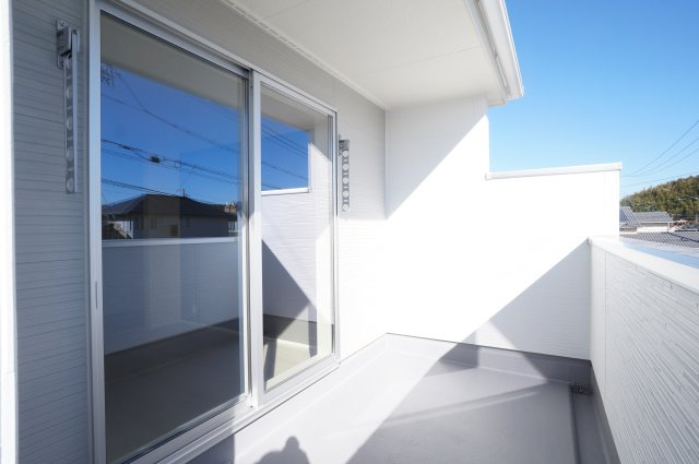 リーブルガーデン常滑市かじま台第2　1号棟のバルコニー|2室から利用可能なワイドバルコニー♪