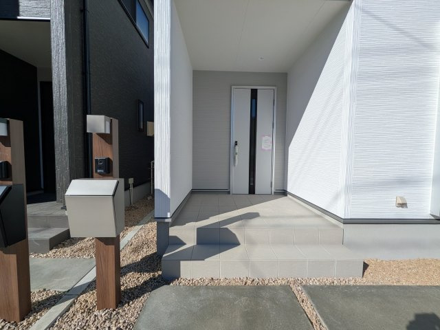 リーブルガーデン常滑市かじま台第2　1号棟の玄関|セキュリテー対策付きの玄関ドアとポスト