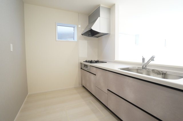 リーブルガーデン常滑市かじま台第2　1号棟のキッチン|お料理しながら会話弾む対面キッチン！！家族の温かい時間を演出！！