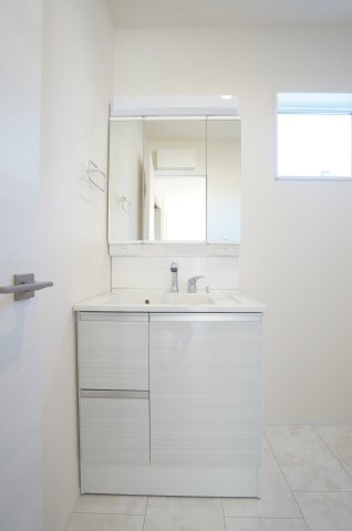 リーブルガーデン常滑市かじま台第2　1号棟の独立洗面台|シャワー付き洗面化粧台は、伸ばせる水栓で洗面台でのシャンプーや洗い物に便利な仕様です。