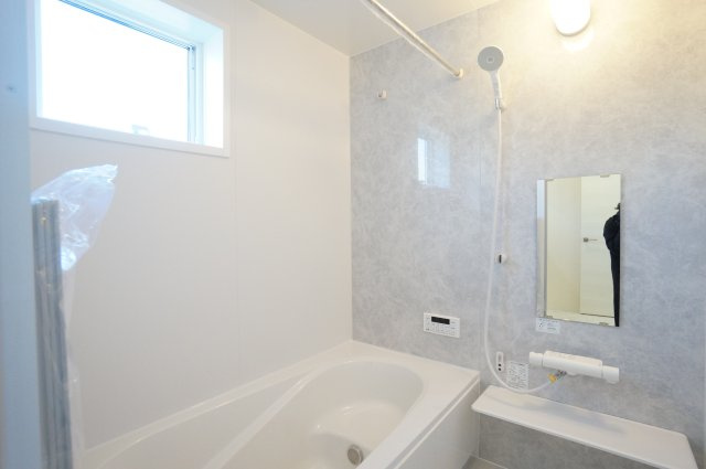 リーブルガーデン常滑市かじま台第2　1号棟の浴室|1坪の広さで1日の疲れを癒すくつろぎのバスタイム！浴室乾燥暖房機付きで冬には浴室を暖めることが出来ます。