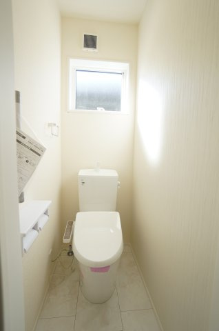 リーブルガーデン常滑市かじま台第2　1号棟のトイレ|1階2階にトイレがあり、家族の朝の身支度時間もスムーズに！温水洗浄便座で冬は暖かく快適です！！