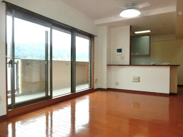 ◆２沿線以上利用可◆バルコニー広々３ＬＤＫ住戸◆全居室収納スペース付き◆パデシオン西大津の居間・リビング|リビング