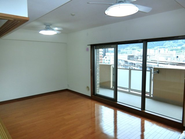 ◆２沿線以上利用可◆バルコニー広々３ＬＤＫ住戸◆全居室収納スペース付き◆パデシオン西大津の居間・リビング|リビング