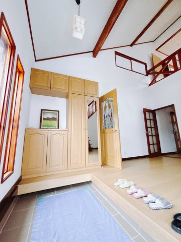 【中古戸建】安中市大竹の玄関|■玄関｜毎日の「いってらっしゃい」や「お帰りなさい」を大切なご家族と過ごす玄関は〈使いやすさ〉を追求しております。玄関横の物入は急な来客時でもさっとお片付けできるスペースを確保しています。