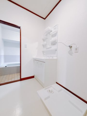 【中古戸建】安中市大竹の独立洗面台|■洗面室｜大きな鏡で朝の身支度もラクラク♪毎日の忙しい準備が楽しくなる洗面所です(^^♪