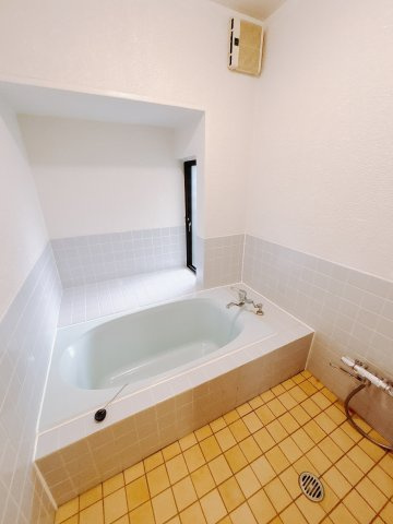 【中古戸建】安中市大竹の浴室|■浴室｜お子様やご年配の方にも負担のかからないエコベンチ浴槽。半身浴ができる機能性が魅力です。浴室暖房換気乾燥機付きで冬でも暖かく過ごせます。