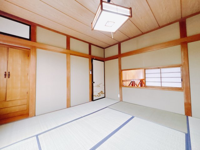 【中古戸建】安中市大竹の和室|■和室｜和室を書斎にしたり、冬にはコタツを敷いて家族みんなで年越しをするのもいいですね。家族みんなのお気に入りの空間になります♪