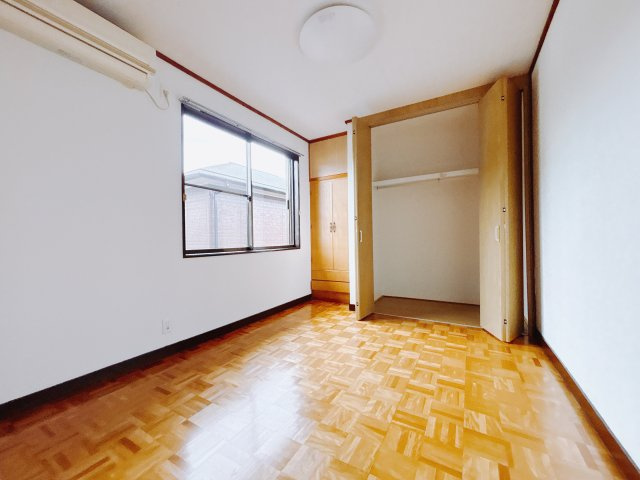 【中古戸建】安中市大竹の洋室|■洋室｜ナチュラルカラーの床です。模様替えなどとても楽しく工夫できます♪陽当たり、風通しもとても良いので毎日快適な生活スタートです！子供部屋にも良いですね♪